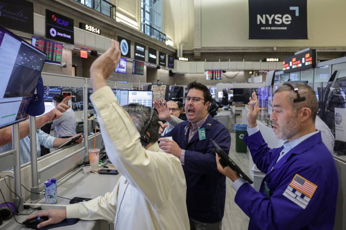 Traders work on the floor of the New York Stock Exchange. Two themes critical to the US stock market -- the artificial intelligence boom and inflation-pressured consumer spending -- ‌will come under the microscope this week with earnings reports from semiconductor giant Nvidia and a ​host of retailers led by ‌Walmart.