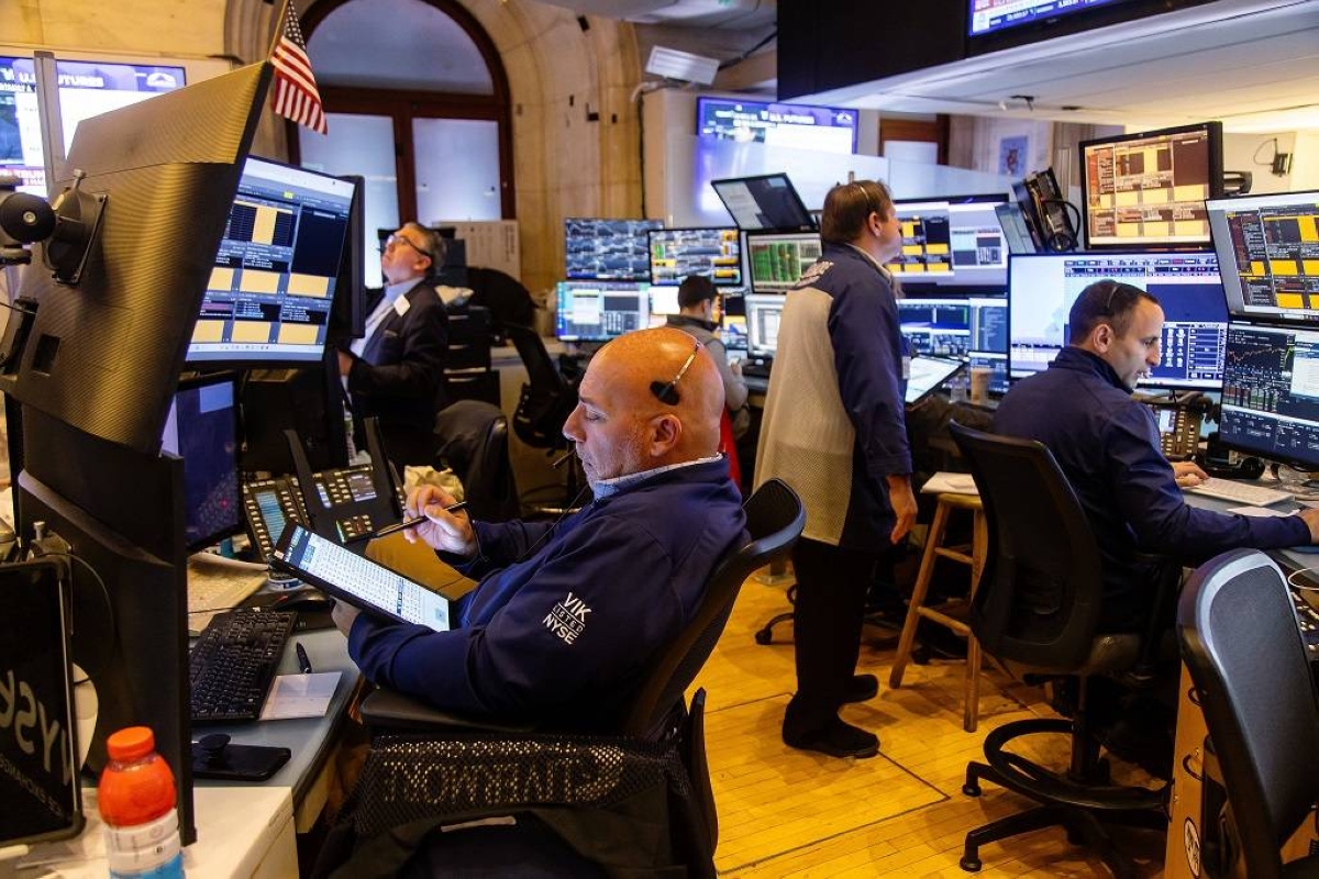 Traders work on the floor of the New York Stock Exchange. Investors are fervently chasing the hot rally in tech and AI stocks while widely acknowledging that rising yields threaten to knock equities off course.