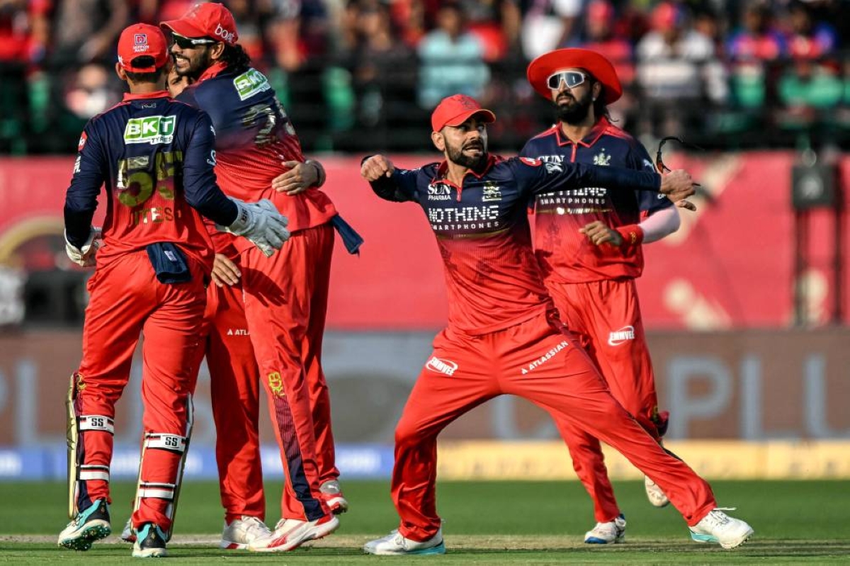 Royal Challengers Bengaluru's Virat Kohli (second right) celebrates with team-mates after the dismissal of Punjab Kings' captain Shreyas Iyer during the Indian Premier League (IPL) T20 match at the Himachal Pradesh Cricket Association Stadium in Dharamsala, India. (AFP)