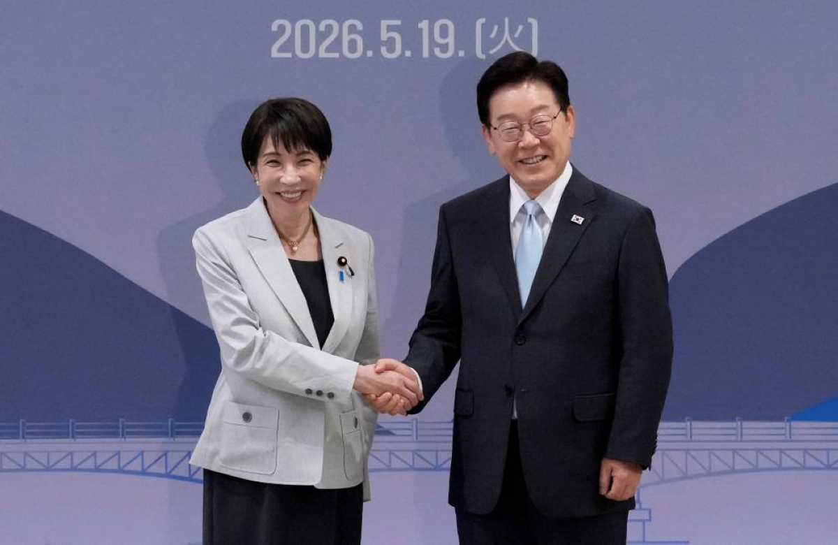 Japan's Prime Minister Sanae Takaichi, left, and Republic of Korea's President Lee Jae-myung poses for a photo during their meeting in Andong, Tuesday. (Reuters)