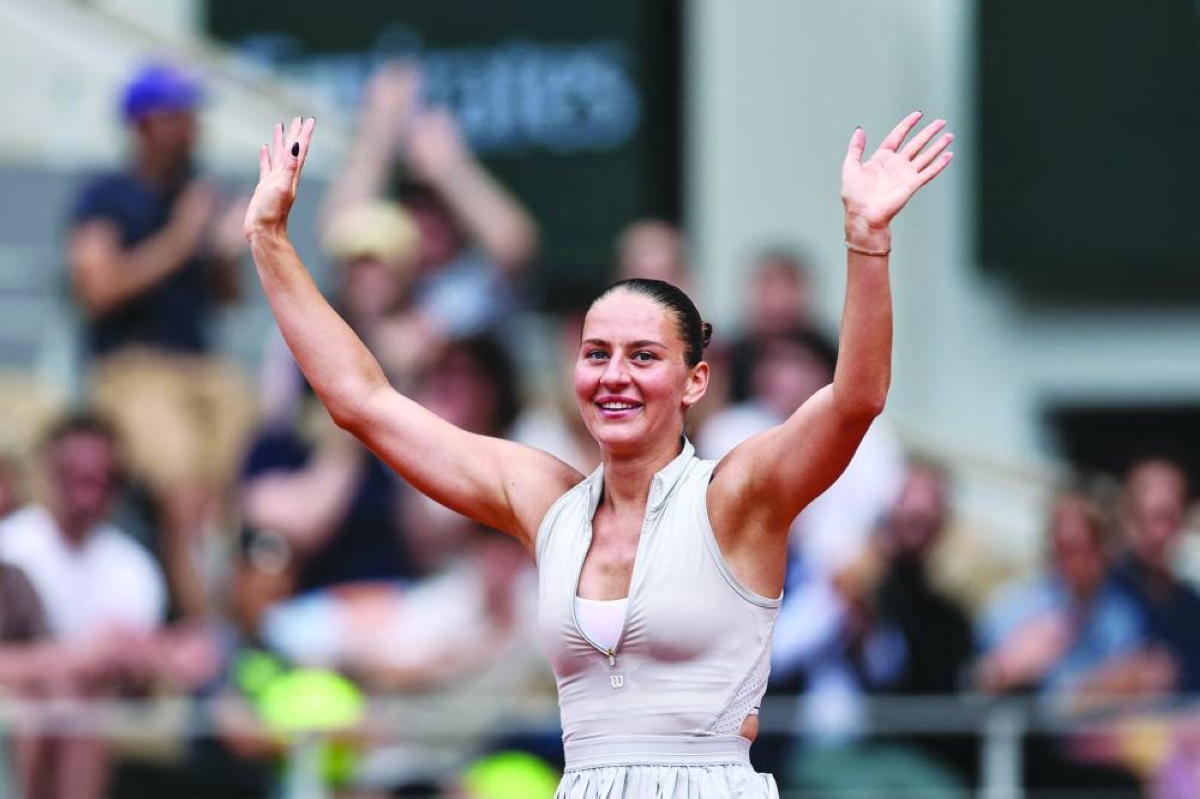 Four-time champion Swiatek exits French Open, Zverev eases into quarter-finals
