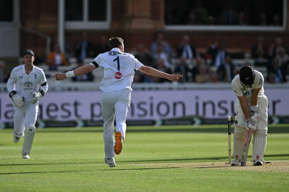 Four-wicket Robinson sparks New Zealand collapse in 1st Test after England slump