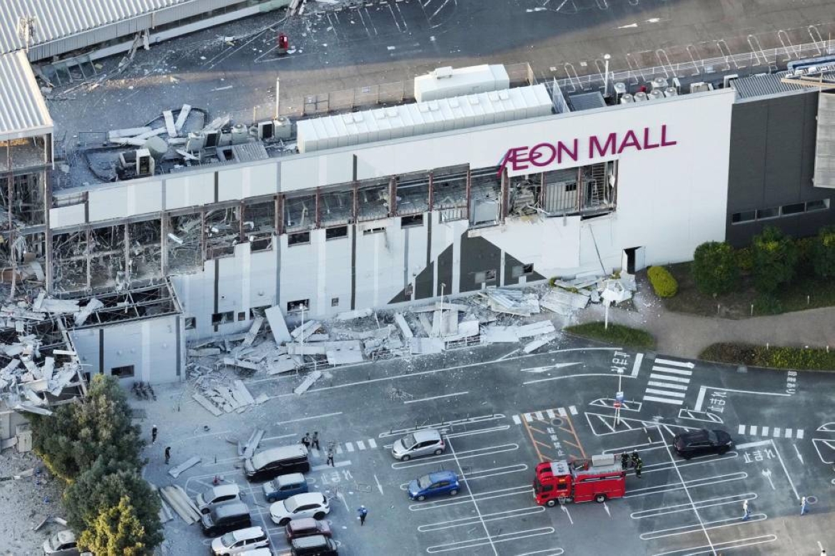 Major quake hits southern Japan, workers missing after mall blast