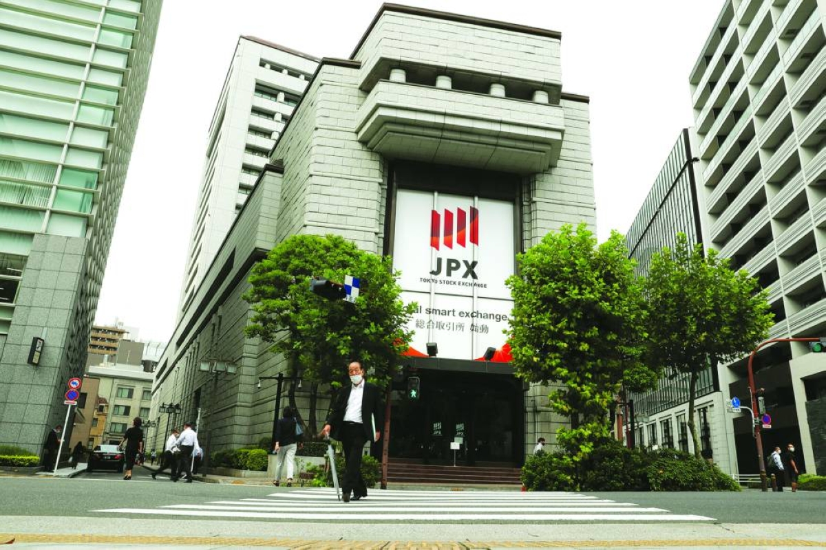 Asian markets drop and oil rises as Hormuz hopes fade