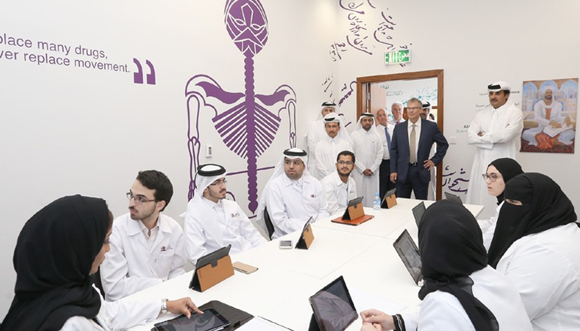 HH the Emir interacting with students at the College of Medicine.