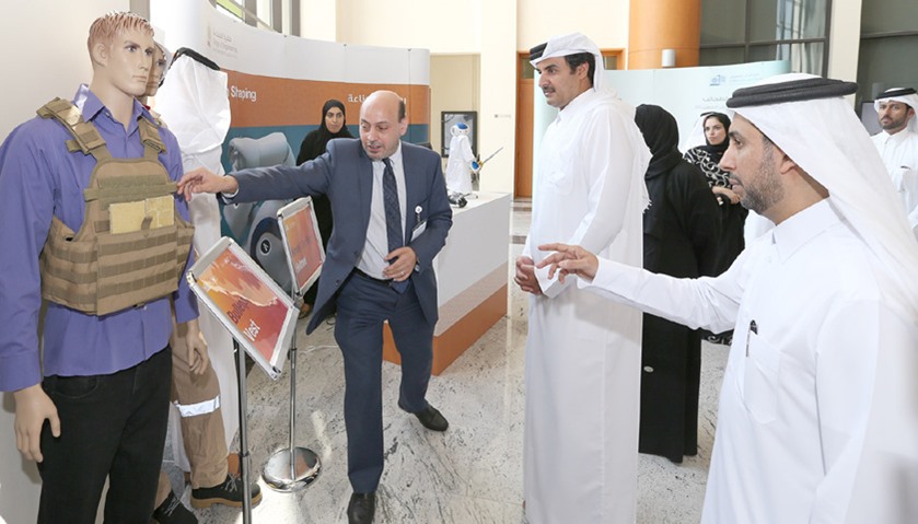 HH the Emir visitng Qatar University’s Research Centre.