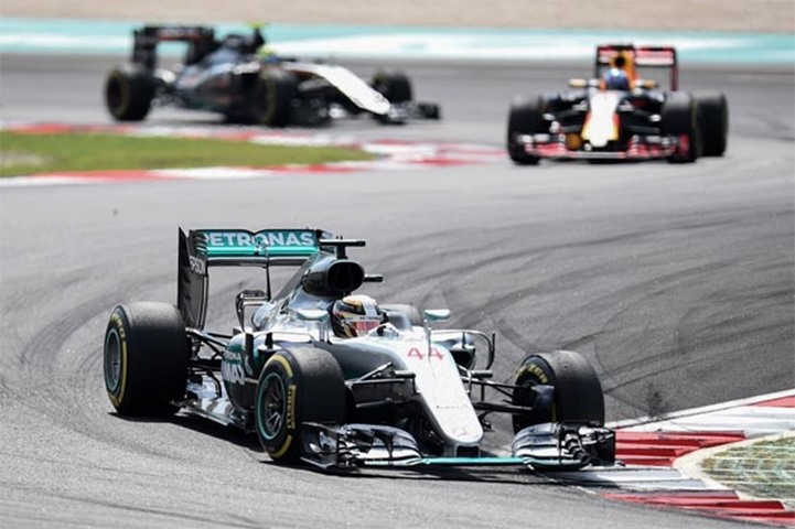 Mercedes AMG Petronas F1 Team\'s British driver Lewis Hamilton leads at the start of the race