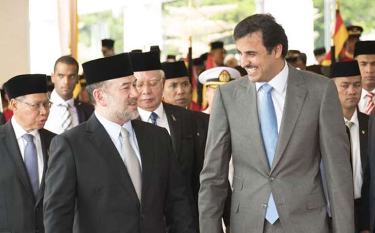 King Sultan Muhammad V of Malaysia led well-wishers to welcome the Emir