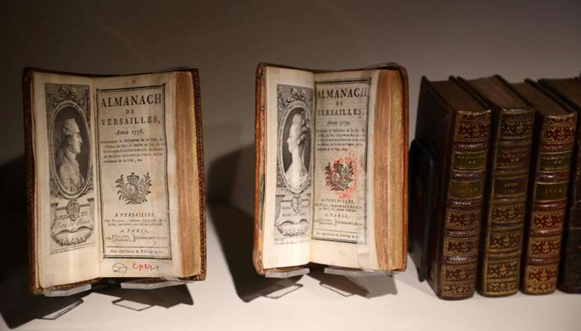 Almanacs on display as part of the \"visiteurs de Versailles\" exhibition