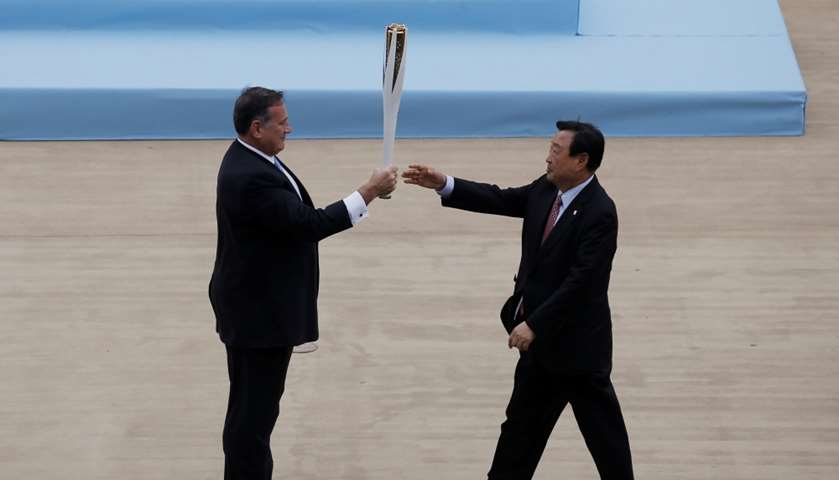 Lee Hee-beom and Spyros Capralos during the handover ceremony
