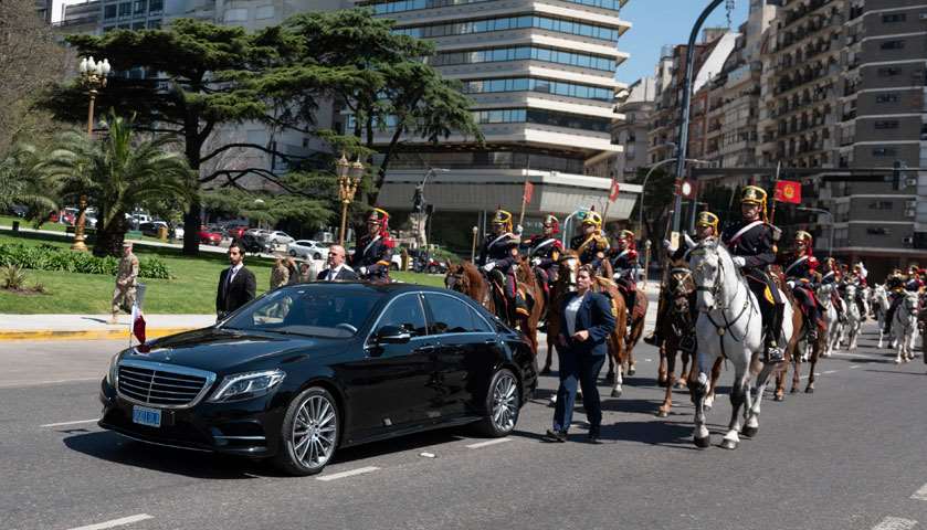 The cavalcade carrying His Highness the Amir makes it\'s way through the capital city Buenos Aires