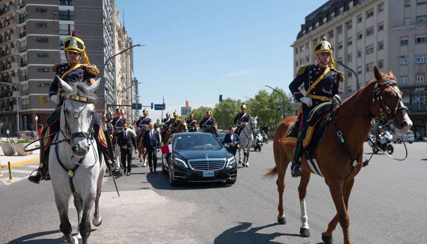 The cavalcade carrying His Highness the Amir makes it\'s way through the capital city Buenos Aires