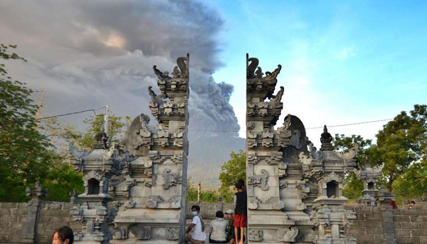 Balinese people look at Mount Agung during an eruption seen from Kubu sub-district in Karangasem Reg