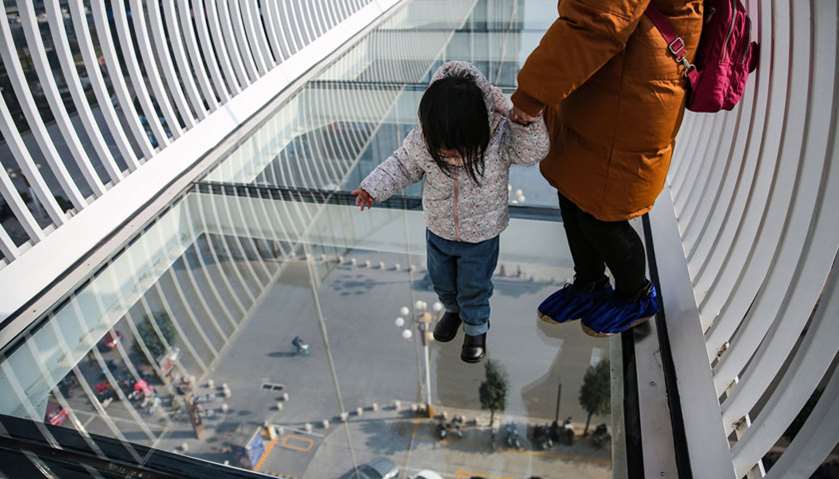 People walking on a glass bridge in Shijiazhuang, in China\'s northern Hebei province.