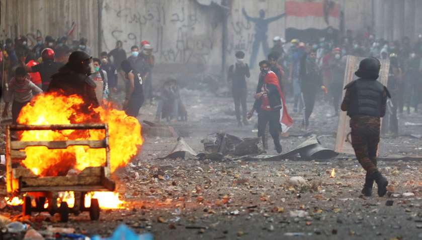 Iraqi demonstrators clash with Iraqi security forces during the ongoing anti-government protests