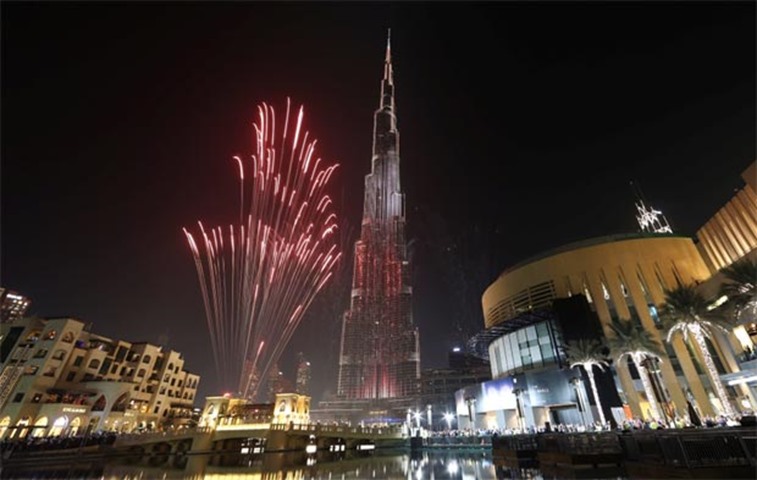 The world\'s tallest building, Burj Khalifa, is lit up as Dubai rings in 2017