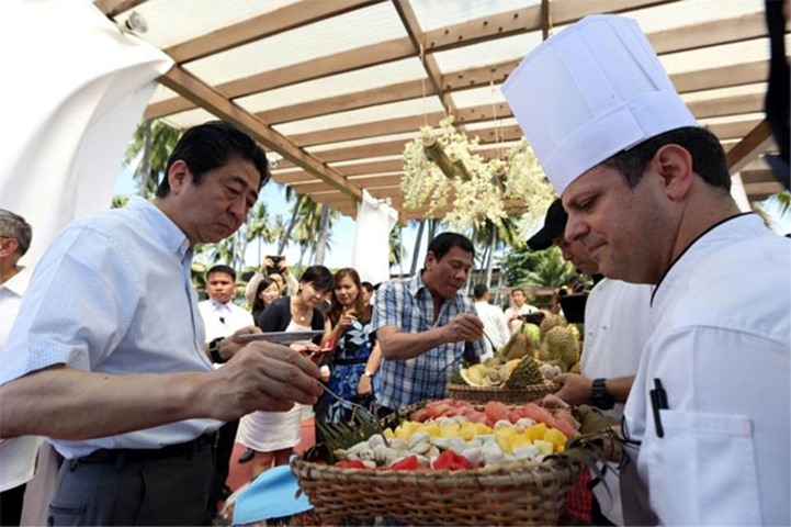 Rodrigo Duterte and Shinzo Abe eat durian fruit after attending events in Davao City
