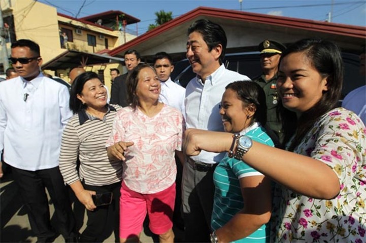Shinzo Abe being greeted by neighbours as he arrives for a visit to Duterte\'s house in Davao City