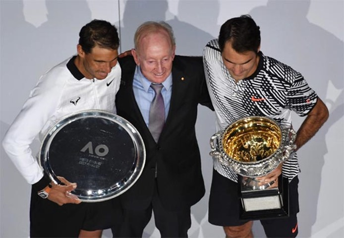 Roger Federer and Rafael Nadal pose with Australian tennis legend Rod Laver