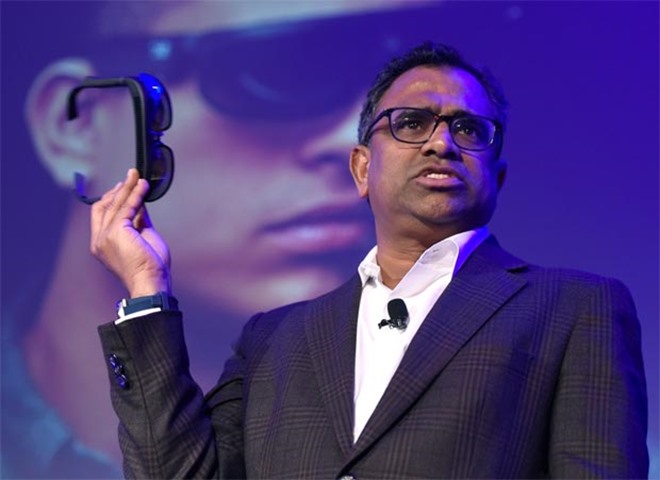 Qualcomm Technologies’ Raj Talluri displays the ODG R-8 AR/VR smartglasses