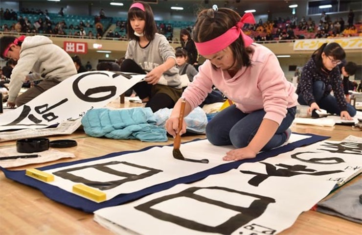 About 3,000 people took part in the calligraphy contest to celebrate the start of New Year