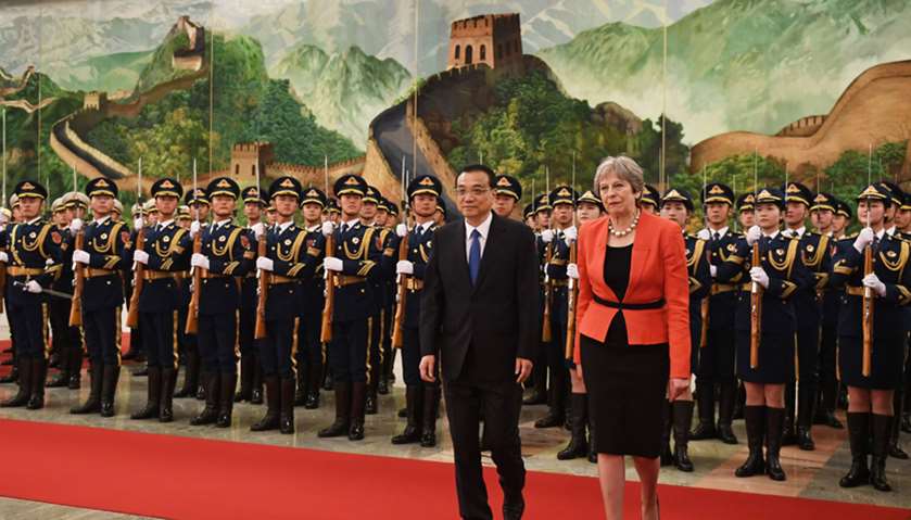 Britain\'s Prime Minister Theresa May (R) reviews a military honour guard with Chinese Premier Li Keq