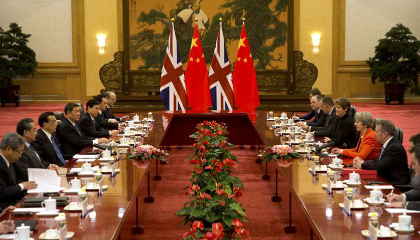 Chinese Premier Li Keqiang (3rd L) speaks as Britain\'s Prime Minister Theresa May (2nd R) listens du