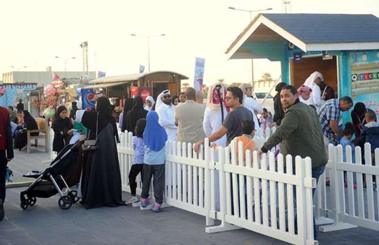 Residents line up for tickets to enjoy the Spring Festival attractions