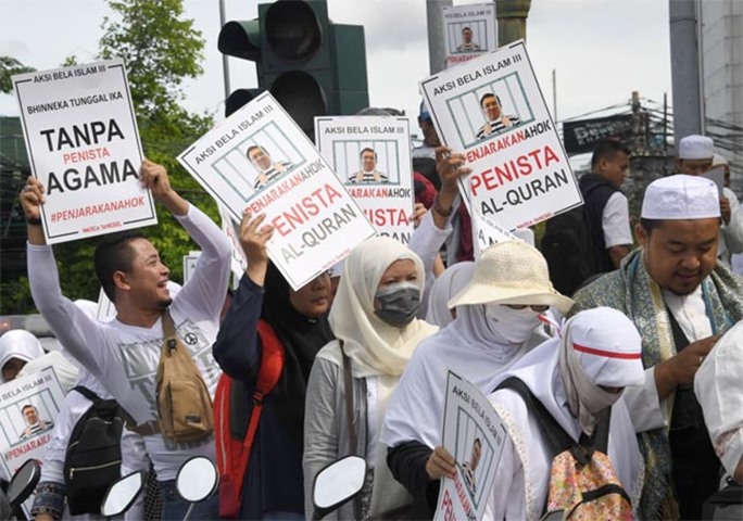 Protesters make their way to Jakarta\'s National Monument Park to take part in a rally on Friday