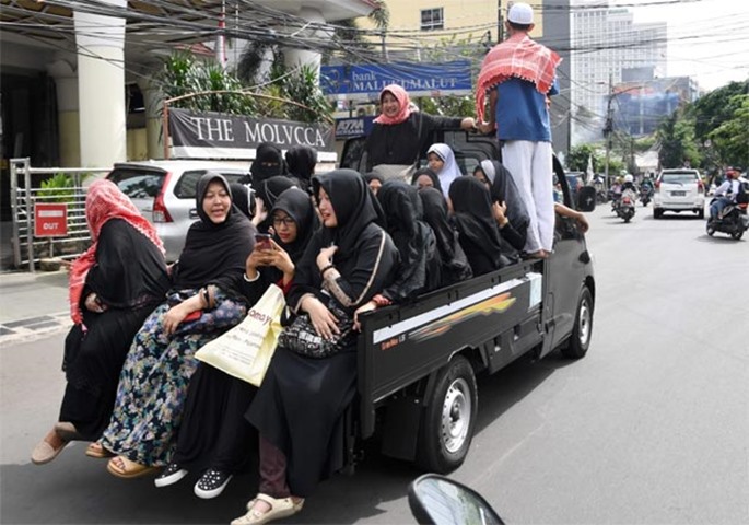 Indonesian protesters make their way to Jakarta\'s National Monument Park on Friday