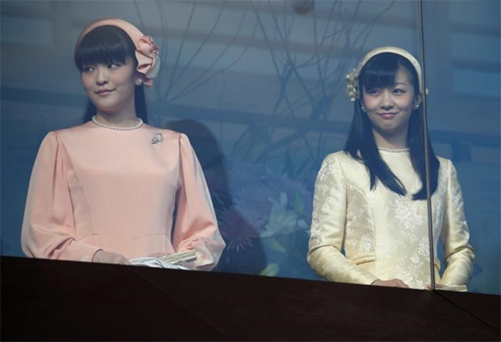 Princess Mako (left) and Princess Kako, daughters of Prince Akishino, appear before well-wishers