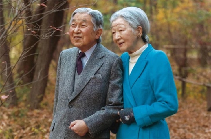 Emperor Akihito poses for a photo with Empress Michiko at a garden of the Imperial Palace