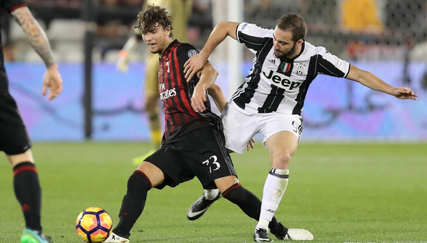 AC Milan\'s Alessio Romagnoli vies for the ball with Juventus\' Gonzalo Higuain
