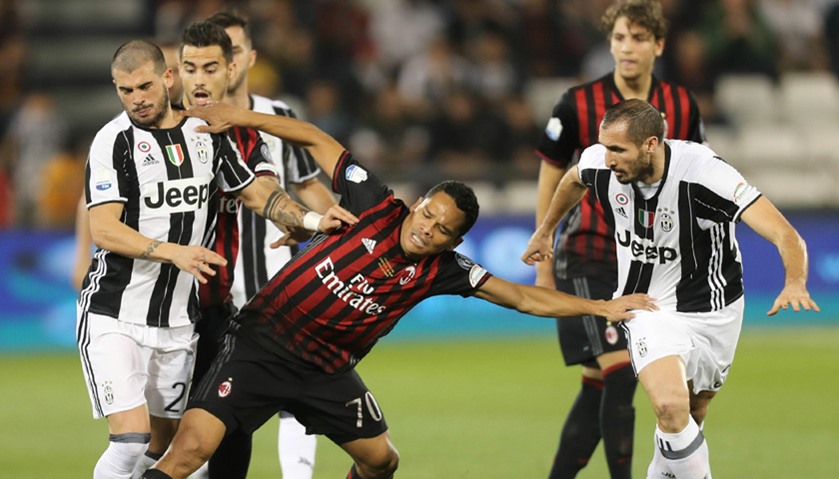 AC Milan\'s Carlos Bacca (C) vies for the ball with Juventus\' Giorgio Chiellini (R)