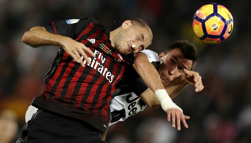 Juventus\' Mario Mandzukic fights for the ball with AC Milan\'s Gabriel Paletta.