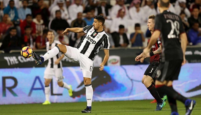 Juventus\' Sami Khedira fights for the ball
