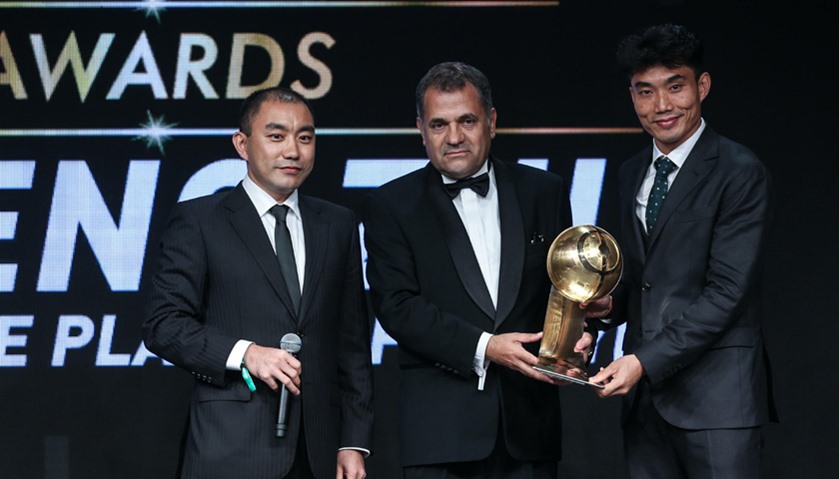Zheng Zhi (R) receives the award for Best Chinese player of the year