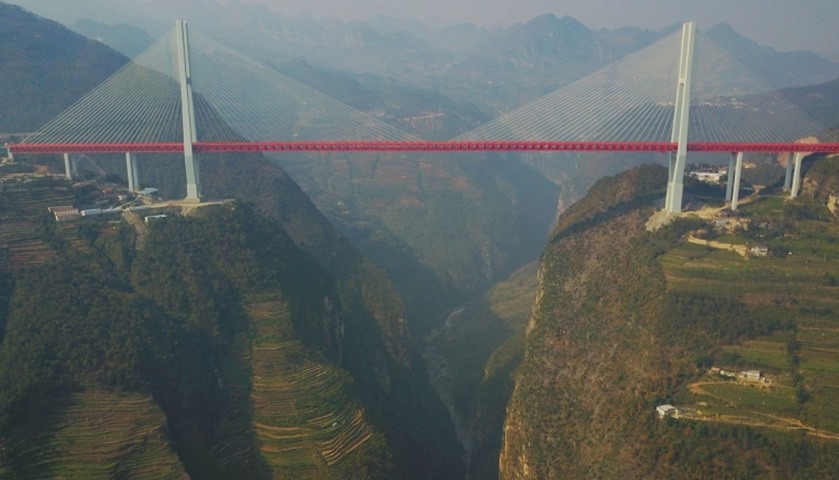 The height of the bridge above the ground is equivalent to a 200-story building