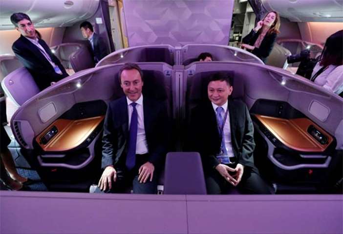 Airbus’ Fabrice Bregier and Singapore Airlines’ Goh Choon Phong tour the business class cabin