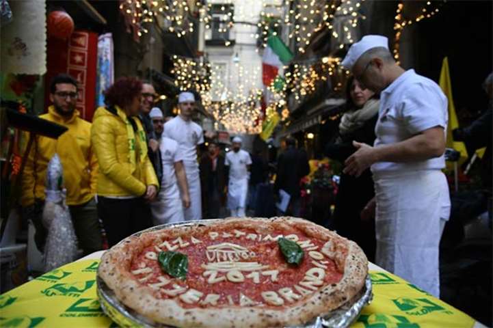 Pizza makers celebrate Unesco\'s decision to make Neapolitan \"Pizzaiuolo\" an \"intangible heritage”