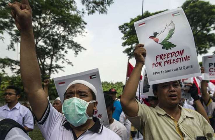 Indonesians shout slogans during a protest outside the US consulate general in Surabaya, East Java