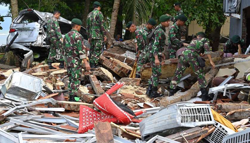 Indonesian soldiers search for victims among rubble in Carita, Banten province