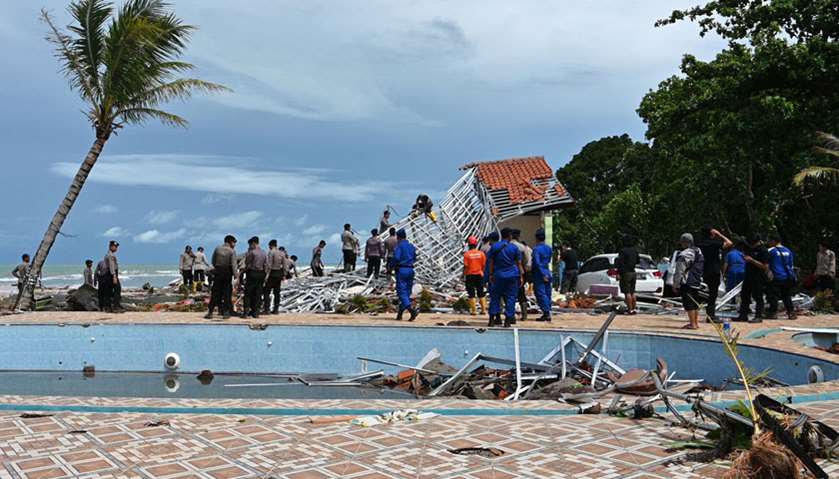 Indonesian rescue personnel work on the scene at the Villa Stephanie accomodation in Carita, Banten 