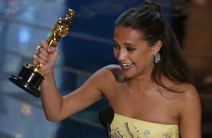 Alicia Vikander with the Oscar for Best Supporting Actress for \"The Danish Girl\"