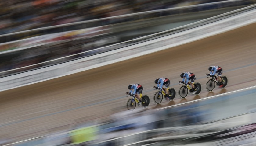 Team Canada competes during Women\'s Team Pursuit final