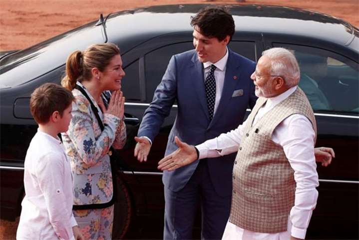 Narendra Modi greets Trudeau\'s wife Sophie Gregoire during a ceremonial reception in New Delhi
