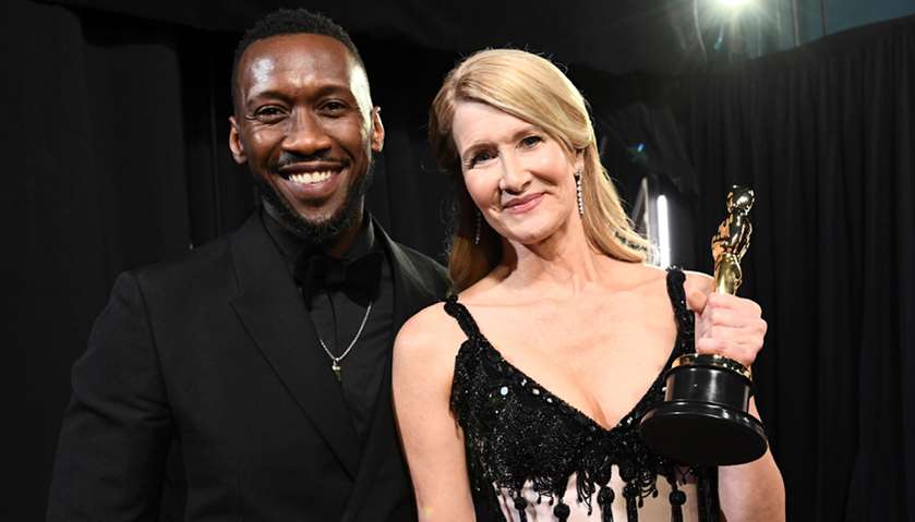 Laura Dern holds the Oscar for Best Supporting Actress for \'Marriage Story\'? next to Mahershala Ali