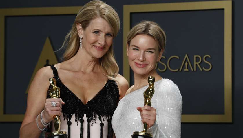 Laura Dern poses with the Oscar for Best Supporting Actress and Renee Zellweger with her Oscar for B