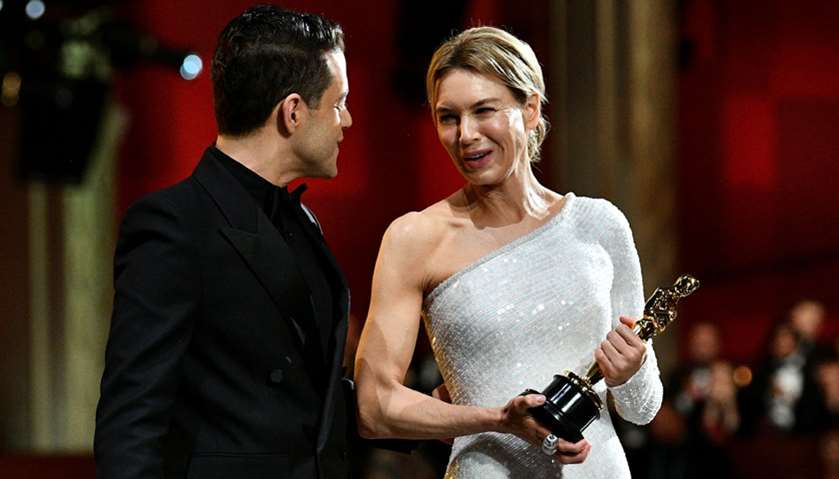 Renee Zellweger holds her Oscar for Best Actress in \"Judy\" as she talks with Rami Malek at the 92nd 