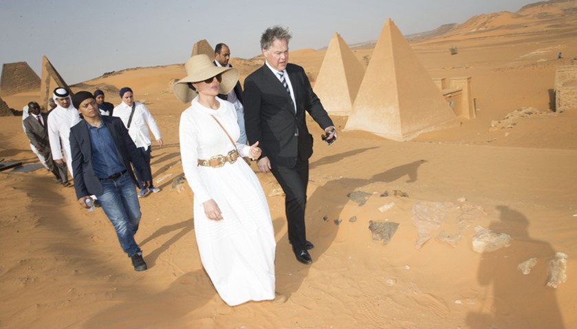 HH Sheikha Moza visits Sudanese Pyramids.